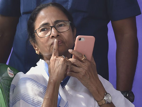 সুপ্রিম আদেশে নৈতিক জয়ের দাবি মমতার! ফের একবার অভিযুক্তদের নাম করে দাঁড়ালেন পাশে সুপ্রিম আদেশে নৈতিক জয়ের দাবি মমতার! ফের একবার অভিযুক্তদের নাম করে দাঁড়ালেন পাশে