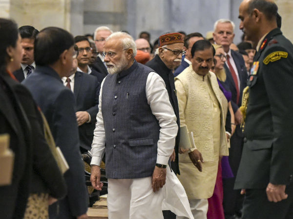 বায়ুসেনা কম্যান্ডারকে ছাড়াতে বিশেষ বৈঠকে মোদী, একজোট তিন সেনার প্রধান বায়ুসেনা কম্যান্ডারকে ছাড়াতে বিশেষ বৈঠকে মোদী, একজোট তিন সেনার প্রধান