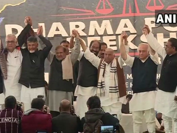 মঞ্চে বিরোধী ঐক্য