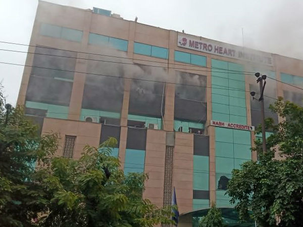 ভয়াবহ অগ্নিকাণ্ড নয়ডার হাসপাতালে ভয়াবহ অগ্নিকাণ্ড নয়ডার হাসপাতালে