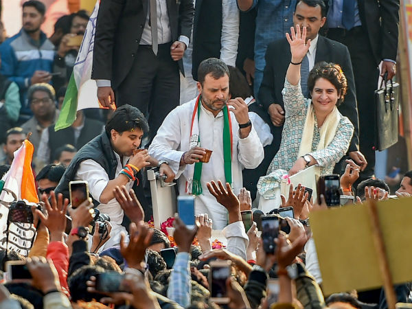 প্রিয়াঙ্কার প্রথম রোড শো-য় মোবাইল চুরির হাফ-সেঞ্চুরি! লুটে-পুটে খেল পকেটমাররা প্রিয়াঙ্কার প্রথম রোড শো-য় মোবাইল চুরির হাফ-সেঞ্চুরি! লুটে-পুটে খেল পকেটমাররা