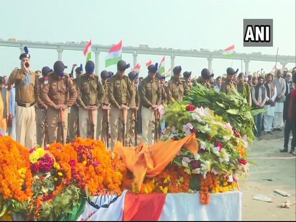 পুলওয়ামা-কাণ্ডে শহিদের কথায় মুখ্যমন্ত্রী কেঁদে ভাসালেন মঞ্চ পুলওয়ামা-কাণ্ডে শহিদের কথায় মুখ্যমন্ত্রী কেঁদে ভাসালেন মঞ্চ