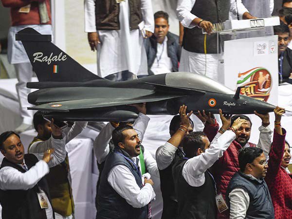 নির্বাচনের আগে লোকসভা এখন যেন মল্লভূম, রাফালে নিয়ে চলছে কথার কুস্তি লড়াই নির্বাচনের আগে লোকসভা এখন যেন মল্লভূম, রাফালে নিয়ে চলছে কথার কুস্তি লড়াই