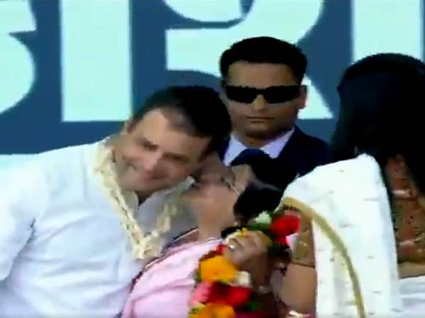 মঞ্চে উঠে রাহুলকে চুম্বন মহিলার! কংগ্রেস সভাপতিকে ঘিরে ভিডিও ভাইরাল মঞ্চে উঠে রাহুলকে চুম্বন মহিলার! কংগ্রেস সভাপতিকে ঘিরে ভিডিও ভাইরাল