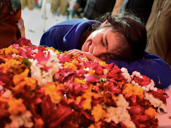 মেয়ের বউ ভাত বাতিল করে পুরো টাকা শহিদদের পরিবারকে দান মেয়ের বউ ভাত বাতিল করে পুরো টাকা শহিদদের পরিবারকে দান