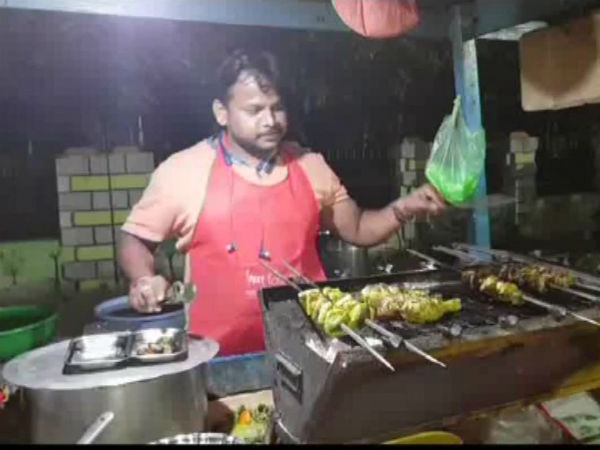 পাকিস্তান মুর্দাবাদ বললেই বিশেষ অফার, কী মিলছে জানেন স্টলে! এই খাবার দোকান এখন খবরে পাকিস্তান মুর্দাবাদ বললেই বিশেষ অফার, কী মিলছে জানেন স্টলে! এই খাবার দোকান এখন খবরে