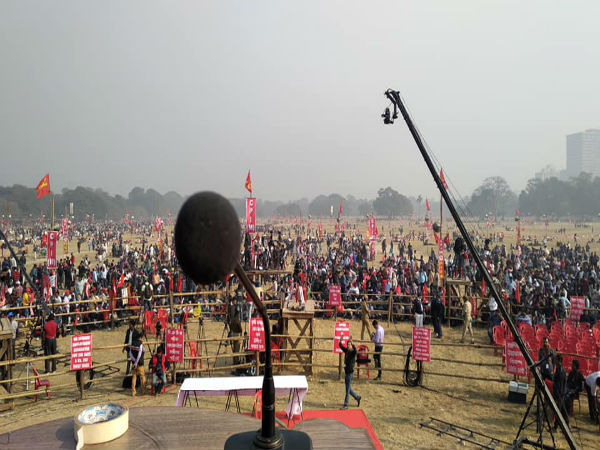 মঞ্চ নয় লোক টানার প্রতিযোগিতা মমতার দলের সঙ্গে! সামনে চেয়ারে আমন্ত্রিত নেতাদের বসার বন্দোবস্ত মঞ্চ নয় লোক টানার প্রতিযোগিতা মমতার দলের সঙ্গে! সামনে চেয়ারে আমন্ত্রিত নেতাদের বসার বন্দোবস্ত
