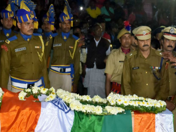 এই ভাবে মৃত্যু মানা যায় না! কফিন আঁকড়ে বললেন শহিদ সুদীপ বিশ্বাসের দিদি এই ভাবে মৃত্যু মানা যায় না! কফিন আঁকড়ে বললেন শহিদ সুদীপ বিশ্বাসের দিদি
