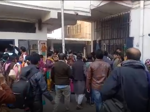 ডিইএলইডি পরীক্ষায় ফের প্রশ্ন ফাঁসের অভিযোগ, পরীক্ষাকেন্দ্রে বিক্ষোভ শিক্ষকদের ডিইএলইডি পরীক্ষায় ফের প্রশ্ন ফাঁসের অভিযোগ, পরীক্ষাকেন্দ্রে বিক্ষোভ শিক্ষকদের