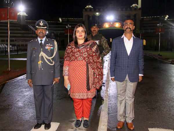 পাকিস্তানের ‘চক্রব্যুহ’ ভেদ করে ঘরে ফিরলেন অভিনন্দন, খুশির বাঁধ ভাঙল বায়ুসেনার পাকিস্তানের ‘চক্রব্যুহ’ ভেদ করে ঘরে ফিরলেন অভিনন্দন, খুশির বাঁধ ভাঙল বায়ুসেনার