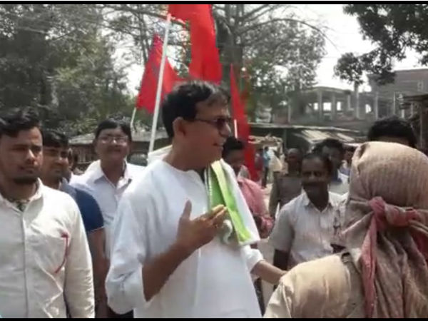 পায়ে হেঁটেই হেভিওয়েটদের টক্কর দিচ্ছেন ভোট প্রচারে, রায়গঞ্জে মরিয়া লড়াই সেলিমের পায়ে হেঁটেই হেভিওয়েটদের টক্কর দিচ্ছেন ভোট প্রচারে, রায়গঞ্জে মরিয়া লড়াই সেলিমের