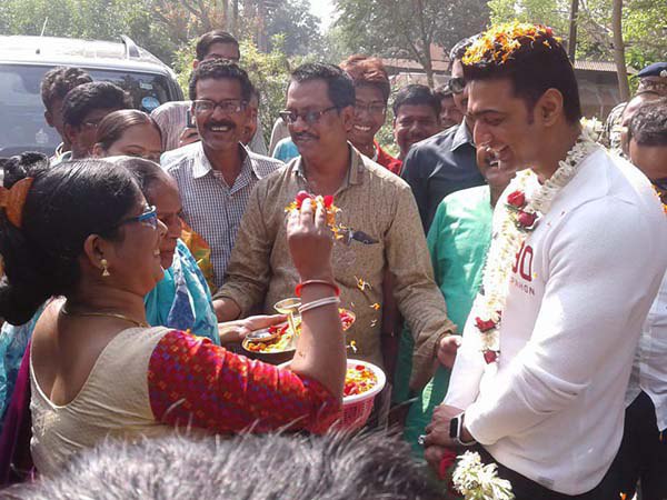 বাড়িতে সময় কাটান দেব