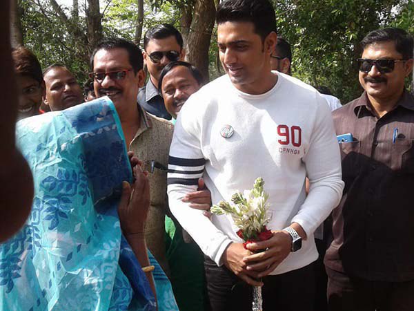 গ্রামের বাড়িতে দেব