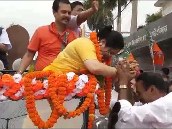 ঢাক বাজিয়ে মনোনয়ন পেশ বিজেপির দেবশ্রী পেশ করলেন মনোনয়ন! রায়গঞ্জের ভূমিকন্যার কোন বার্তা তৃণমূলকে ঢাক বাজিয়ে মনোনয়ন পেশ বিজেপির দেবশ্রী পেশ করলেন মনোনয়ন! রায়গঞ্জের ভূমিকন্যার কোন বার্তা তৃণমূলকে