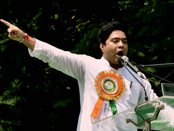 রাজনৈতিকভাবে না পেরেই স্ত্রীকে হেনস্থা! চৌকিদাররা কি ঘুমিয়ে ছিলেন, তোপ অভিষেকের রাজনৈতিকভাবে না পেরেই স্ত্রীকে হেনস্থা! চৌকিদাররা কি ঘুমিয়ে ছিলেন, তোপ অভিষেকের