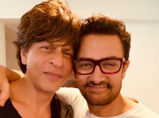 শাহরুখের বাড়িতে আমন্ত্রিত আমির কেন টিফিন নিয়ে গিয়েছিলেন! দেখুন ভিডিও শাহরুখের বাড়িতে আমন্ত্রিত আমির কেন টিফিন নিয়ে গিয়েছিলেন! দেখুন ভিডিও