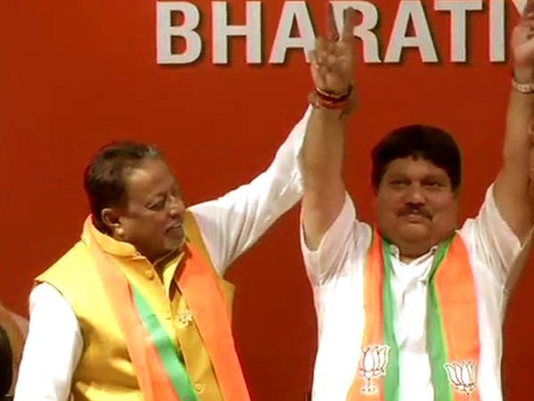 বিরোধ তৈরি করেছিলেন! মমতাকে টার্গেট করে বিরোধ ভাঙলেন মুকুলই বিরোধ তৈরি করেছিলেন! মমতাকে টার্গেট করে বিরোধ ভাঙলেন মুকুলই
