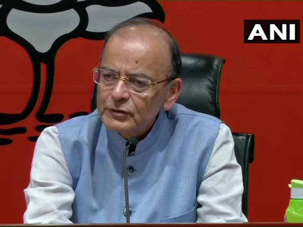 গম্ভীরকে পাশে বসিয়ে পাকিস্তান ইস্যুতে কোন ক্রিকেটারকে একহাত নিলেন জেটলি! গম্ভীরকে পাশে বসিয়ে পাকিস্তান ইস্যুতে কোন ক্রিকেটারকে একহাত নিলেন জেটলি!