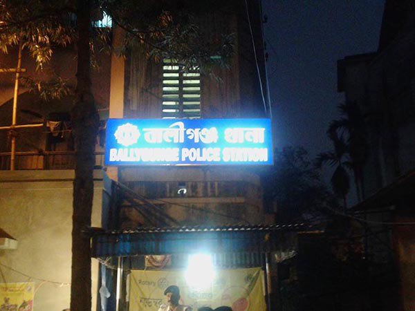গাছের ডাল ভেঙে বিপত্তি! যান চলাচলে বাধা বালিগঞ্জে গাছের ডাল ভেঙে বিপত্তি! যান চলাচলে বাধা বালিগঞ্জে