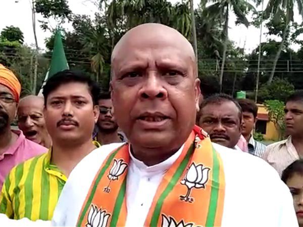 বারাসতের বিজেপি প্রার্থী মৃণালকান্তি দেবনাথ