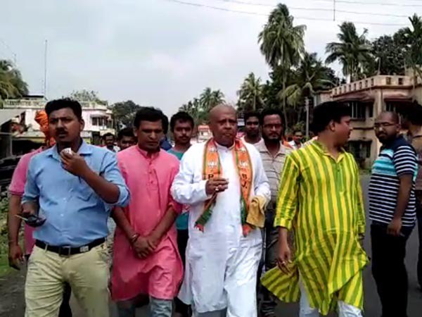 ৩২ বছর কাটিয়েছেন বিদেশে