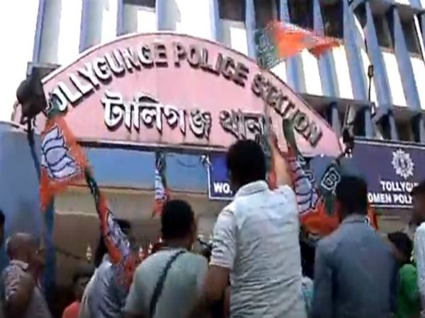 প্রচারে বাধার অভিযোগে পাল্টা অভিযোগ! বিজেপি তৃণমূলের বিক্ষোভে উত্তপ্ত টালিগঞ্জ প্রচারে বাধার অভিযোগে পাল্টা অভিযোগ! বিজেপি তৃণমূলের বিক্ষোভে উত্তপ্ত টালিগঞ্জ
