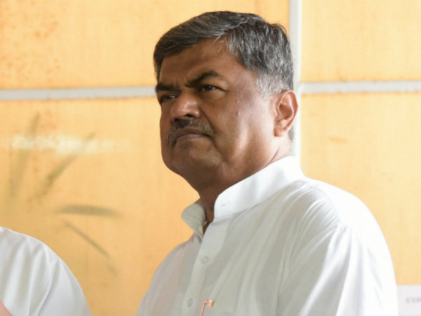মোদীকে আক্রমণ করতে গিয়ে শহিদ সেনাকে অপমান কংগ্রেস নেতার মোদীকে আক্রমণ করতে গিয়ে শহিদ সেনাকে অপমান কংগ্রেস নেতার
