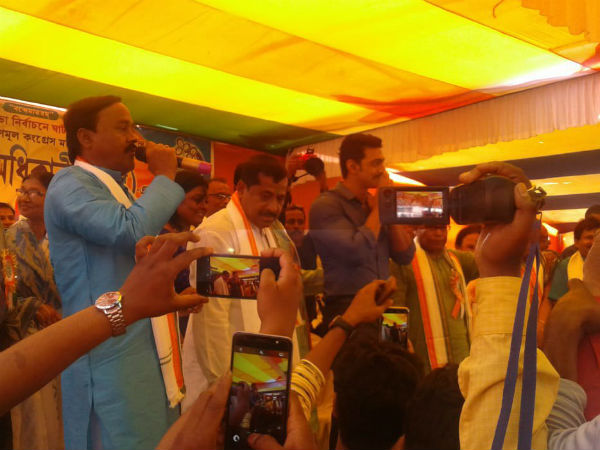 এবার লক্ষ্য সাড়ে তিন লাখ! ডাক্তারবাবুকে নিয়ে ঘাটালে পা দিলেন তৃণমূল প্রার্থী দেব এবার লক্ষ্য সাড়ে তিন লাখ! ডাক্তারবাবুকে নিয়ে ঘাটালে পা দিলেন তৃণমূল প্রার্থী দেব