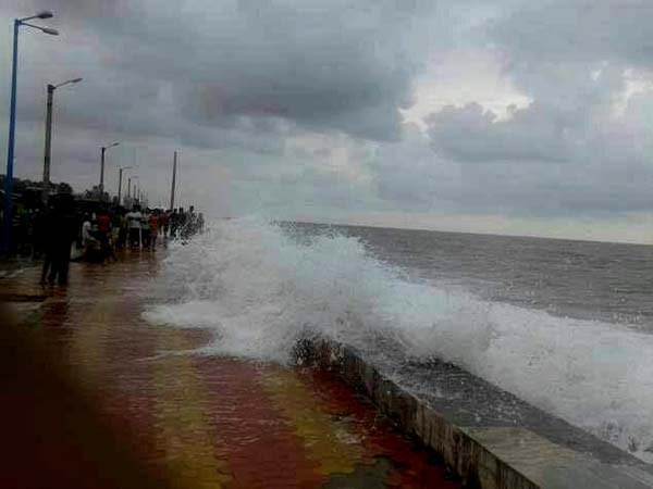 ক্ষতি হয়েছে গার্ড ওয়ালের
