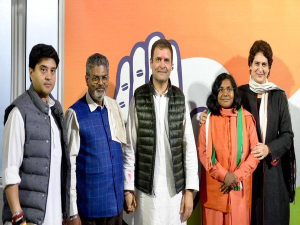 যোগী রাজ্যে জোর ধাক্কা! মোদীর সাংসদ যোগ দিলেন রাহুলের দলে যোগী রাজ্যে জোর ধাক্কা! মোদীর সাংসদ যোগ দিলেন রাহুলের দলে