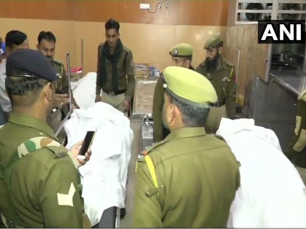 কাশ্মীরে তিন সিআরপিএফ জওয়ানকে গুলি করে খুন কাশ্মীরে তিন সিআরপিএফ জওয়ানকে গুলি করে খুন