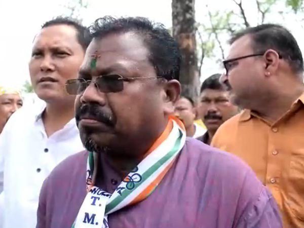 চা বাগান এলাকায় প্রচারে গিয়ে কাজের খতিয়ান দিলেন প্রার্থী চা বাগান এলাকায় প্রচারে গিয়ে কাজের খতিয়ান দিলেন প্রার্থী