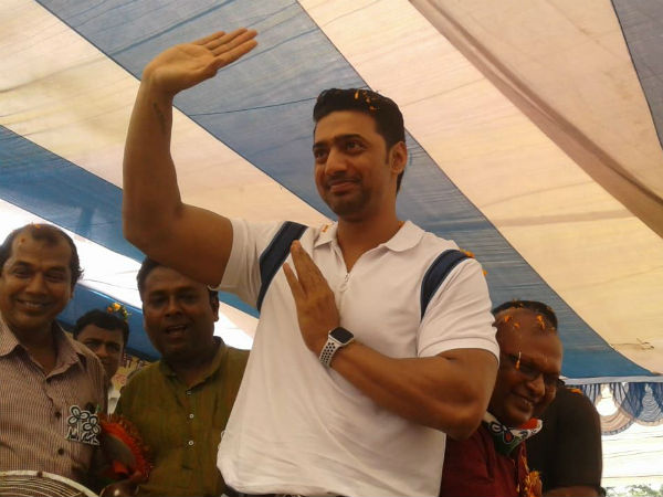 জমজমাট তরজা তৃণমূল ও বিজেপির, মুখের মতো জবাব দেবের জমজমাট তরজা তৃণমূল ও বিজেপির, মুখের মতো জবাব দেবের