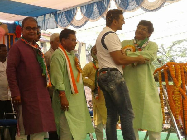 জমজমাট তরজা তৃণমূল ও বিজেপির, মুখের মতো জবাব দেবের জমজমাট তরজা তৃণমূল ও বিজেপির, মুখের মতো জবাব দেবের