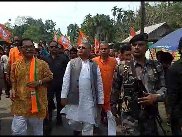 বিজেপির জমজমাট ভোট প্রচার জলপাইগুড়িতে বিজেপির জমজমাট ভোট প্রচার জলপাইগুড়িতে