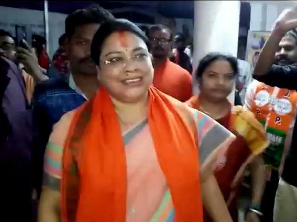 ঢাক বাজিয়ে মনোনয়ন পেশ বিজেপির দেবশ্রী পেশ করলেন মনোনয়ন! রায়গঞ্জের ভূমিকন্যার কোন বার্তা তৃণমূলকে ঢাক বাজিয়ে মনোনয়ন পেশ বিজেপির দেবশ্রী পেশ করলেন মনোনয়ন! রায়গঞ্জের ভূমিকন্যার কোন বার্তা তৃণমূলকে