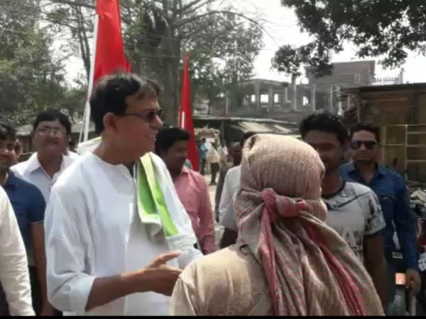পায়ে হেঁটেই হেভিওয়েটদের টক্কর দিচ্ছেন ভোট প্রচারে, রায়গঞ্জে মরিয়া লড়াই সেলিমের পায়ে হেঁটেই হেভিওয়েটদের টক্কর দিচ্ছেন ভোট প্রচারে, রায়গঞ্জে মরিয়া লড়াই সেলিমের