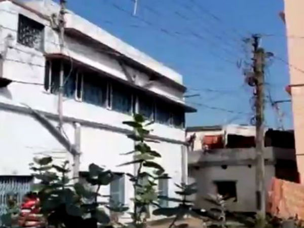 ঋণ খেলাপির অভিযোগ! প্রভাবশালী সিপিএম নেতার পৈতৃক বাড়ির দখল নিল ব্যাঙ্ক ঋণ খেলাপির অভিযোগ! প্রভাবশালী সিপিএম নেতার পৈতৃক বাড়ির দখল নিল ব্যাঙ্ক