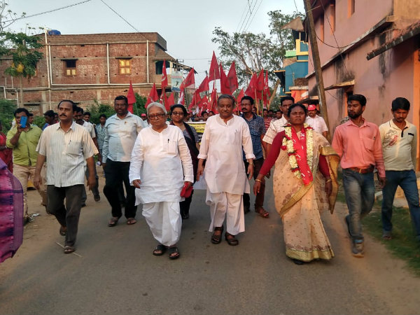 পথে নেমেই বিজেপি-তৃণমূল বোঝাপড়ার অভিযোগ বিমানের পথে নেমেই বিজেপি-তৃণমূল বোঝাপড়ার অভিযোগ বিমানের