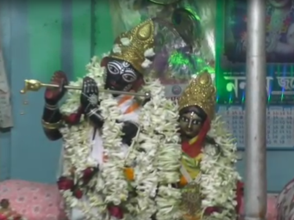 পরিবারের পুরনো প্রথায় দোল! মাতলের বেহালার সাবর্ণ রায়চৌধুরী পরিবারের সদস্যরা, দেখুন ভিডিও পরিবারের পুরনো প্রথায় দোল! মাতলের বেহালার সাবর্ণ রায়চৌধুরী পরিবারের সদস্যরা, দেখুন ভিডিও
