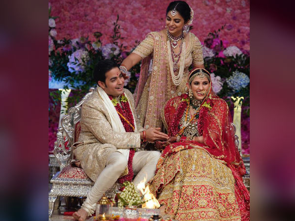 অন্ন-বিতরণের পর মিউজিকাল ফাউন্টেন শো! পুত্র-পুত্রবধূর জন্য সশস্ত্র বাহিনীর আশীর্বাদ চান আম্বানি অন্ন-বিতরণের পর মিউজিকাল ফাউন্টেন শো! পুত্র-পুত্রবধূর জন্য সশস্ত্র বাহিনীর আশীর্বাদ চান আম্বানি