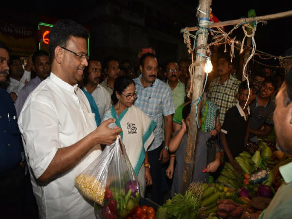 ধর্মতলা থেকে ফেরার পথে চেতলা বাজারে! মুখ্যমন্ত্রী কিনলেন নানা জিনিস ধর্মতলা থেকে ফেরার পথে চেতলা বাজারে! মুখ্যমন্ত্রী কিনলেন নানা জিনিস