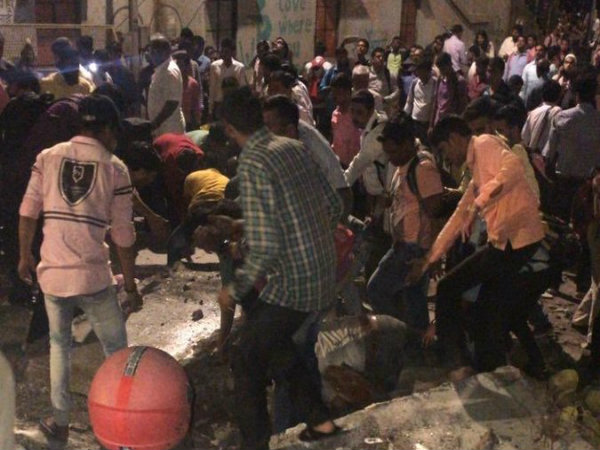 ফের মুম্বইয়ে ভেঙে পড়ল ফুট ওভারব্রিজ, অনেক আহত হওয়ার আশঙ্কা ফের মুম্বইয়ে ভেঙে পড়ল ফুট ওভারব্রিজ, অনেক আহত হওয়ার আশঙ্কা