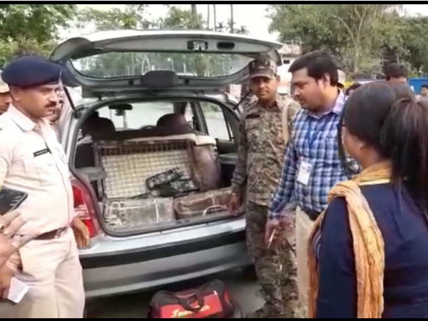 গাড়িতে নাকা তল্লাশির সময় বেরিয়ে এল শুধু ৫০০ টাকার নোট গাড়িতে নাকা তল্লাশির সময় বেরিয়ে এল শুধু ৫০০ টাকার নোট