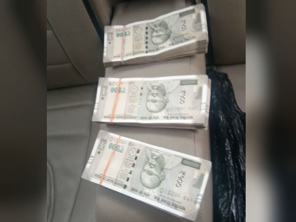 গাড়িতে নাকা তল্লাশির সময় বেরিয়ে এল শুধু ৫০০ টাকার নোট গাড়িতে নাকা তল্লাশির সময় বেরিয়ে এল শুধু ৫০০ টাকার নোট