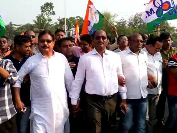 বসিরহাটে নুসরতের সমর্থনে তৃণমূলের মহা মিছিল, দেখা নেই প্রার্থীর বসিরহাটে নুসরতের সমর্থনে তৃণমূলের মহা মিছিল, দেখা নেই প্রার্থীর