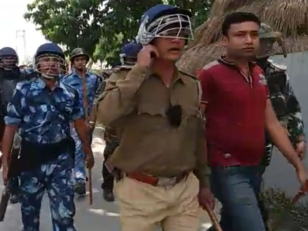 অভিযুক্তর বদলে অভিযোগকারীকে গ্রেফতার করতে এসে বিক্ষোভের মুখে পুলিশ অভিযুক্তর বদলে অভিযোগকারীকে গ্রেফতার করতে এসে বিক্ষোভের মুখে পুলিশ