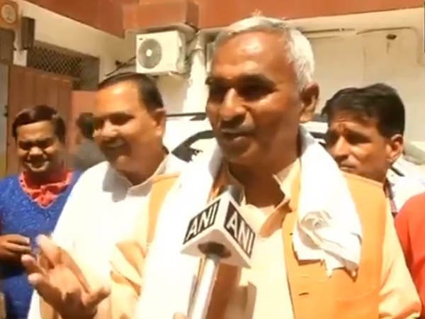 মায়াবতী নিজে চুল রঙ করেন, ফেশিয়াল করেন আবার মোদীকে বলেন, কোন প্রসঙ্গে তোপ বিজেপি নেতার মায়াবতী নিজে চুল রঙ করেন, ফেশিয়াল করেন আবার মোদীকে বলেন, কোন প্রসঙ্গে তোপ বিজেপি নেতার