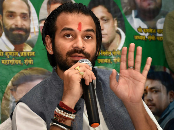 আরজেডি প্রার্থী শ্বশুর চন্দ্রিকার বিরুদ্ধে ভোটযুদ্ধে লালুপুত্র তেজ! বিহার রাজনীতি সরগরম আরজেডি প্রার্থী শ্বশুর চন্দ্রিকার বিরুদ্ধে ভোটযুদ্ধে লালুপুত্র তেজ! বিহার রাজনীতি সরগরম
