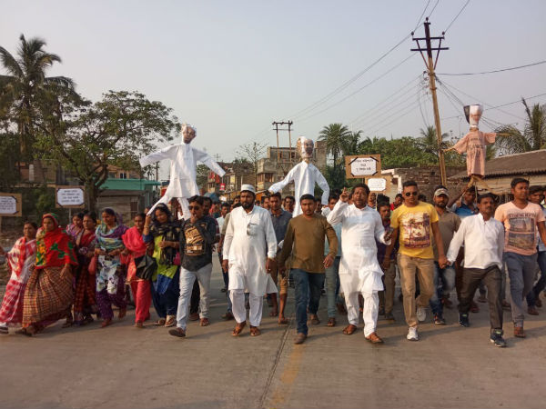 সায়ন্তনের উস্কানি, প্রতিবাদের আগুন লাগল মোদী-শাহের গায়েও! বাসন্তি রোডে ধিক্কার মিছিল সায়ন্তনের উস্কানি, প্রতিবাদের আগুন লাগল মোদী-শাহের গায়েও! বাসন্তি রোডে ধিক্কার মিছিল